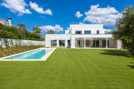 Contemporary Six-Bedroom Villa in Prestigious Sotogrande Costa