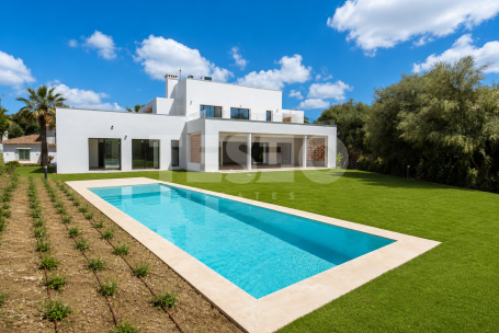 Contemporary Six-Bedroom Villa in Prestigious Sotogrande Costa