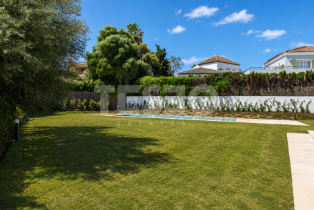 Contemporary Six-Bedroom Villa in Prestigious Sotogrande Costa