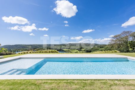 Superbe villa construite par Charles Kent en 2024 avec de belles vues.