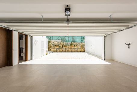 Superbe villa construite par Charles Kent en 2024 avec de belles vues.