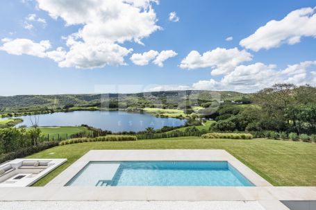 Superbe villa construite par Charles Kent en 2024 avec de belles vues.