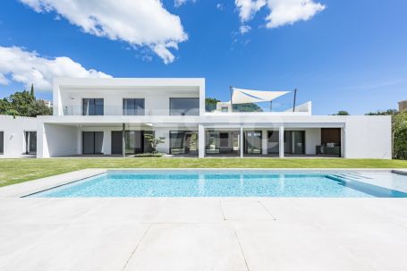 Superbe villa construite par Charles Kent en 2024 avec de belles vues.