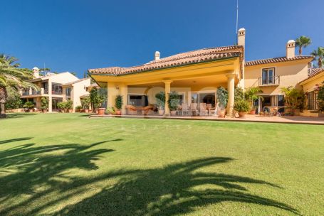 Villa Tradicional Andaluza situada en una parcela de 8.050 m² con vistas espectaculares al sur hacia los campos de golf de Almenara, San Roque y al mar.