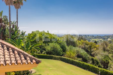Very Elegant Villa set in 8.050 m² of land with spectacular south-facing views overlooking the Almenara and San Roque golf courses and to the sea