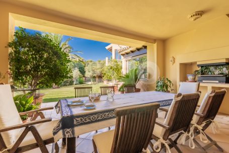 Villa Tradicional Andaluza situada en una parcela de 8.050 m² con vistas espectaculares al sur hacia los campos de golf de Almenara, San Roque y al mar.