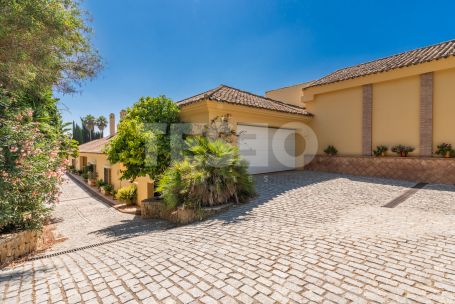 Very Elegant Villa set in 8.050 m² of land with spectacular south-facing views overlooking the Almenara and San Roque golf courses and to the sea