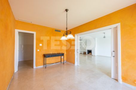 Amplio apartamento duplex en la exclusiva Ribera del Candil, a menos de 100 metros de la Playa de los Catamaranes.