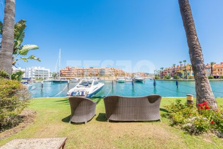 Amplio apartamento duplex en la exclusiva Ribera del Candil, a menos de 100 metros de la Playa de los Catamaranes.
