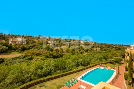 Magnificent penthouse located in the exclusive Mirador del Golf urbanization