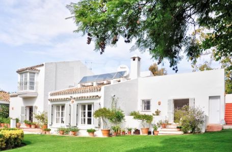Encantadora villa en la zona de Valderrama de Sotogrande Alto con orientación suroeste.