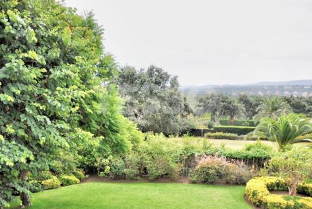 Encantadora villa en la zona de Valderrama de Sotogrande Alto con orientación suroeste.