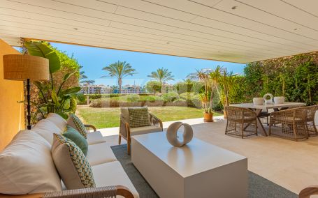 Impressionnant rez-de-chaussée de 2 chambres orienté SUD dans l'exclusive Ribera del Marlín, Sotogrande.