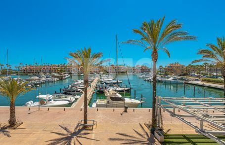 Beeindruckende Erdgeschosswohnung mit 2 Schlafzimmern und Südausrichtung in der exklusiven Ribera del Marlín, Sotogrande.