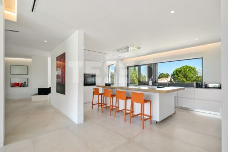 Stunning recently refurbished villa located in the heart of Sotogrande Alto