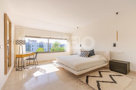Renovated 4-bedroom duplex apartment in La Marina de Sotogrande