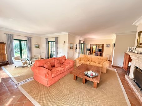 Belle villa indépendante avec de nombreuses caractéristiques traditionnelles espagnoles situées à Sotogrande.