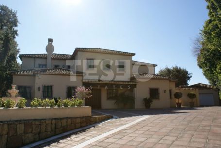 Beautiful detached villa, with many traditional Spanish features located in the prestigious development of Sotogrande.