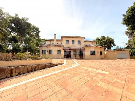 Belle villa indépendante avec de nombreuses caractéristiques traditionnelles espagnoles situées à Sotogrande.