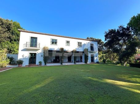 Beautiful detached villa, with many traditional Spanish features located in the prestigious development of Sotogrande.