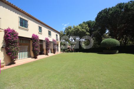 Hermosa villa independiente, con muchas características tradicionales españolas ubicada en Sotogrande.