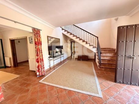 Belle villa indépendante avec de nombreuses caractéristiques traditionnelles espagnoles situées à Sotogrande.