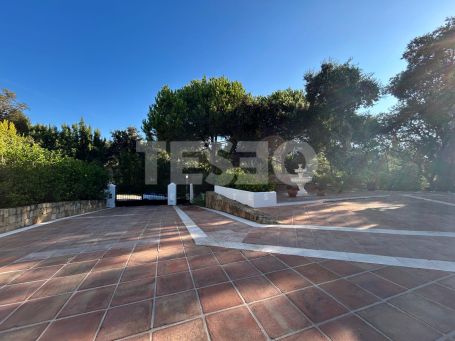 Beautiful detached villa, with many traditional Spanish features located in the prestigious development of Sotogrande.