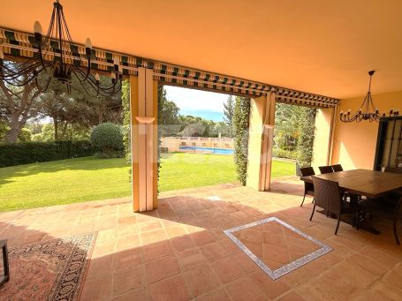 Belle villa indépendante avec de nombreuses caractéristiques traditionnelles espagnoles situées à Sotogrande.