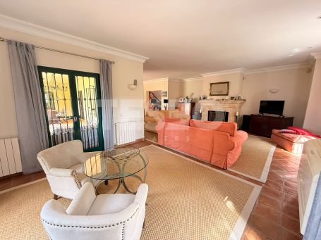 Belle villa indépendante avec de nombreuses caractéristiques traditionnelles espagnoles situées à Sotogrande.