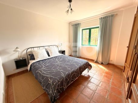 Belle villa indépendante avec de nombreuses caractéristiques traditionnelles espagnoles situées à Sotogrande.