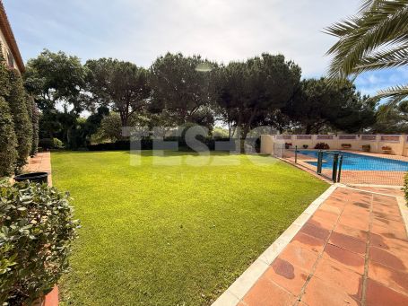 Belle villa indépendante avec de nombreuses caractéristiques traditionnelles espagnoles situées à Sotogrande.