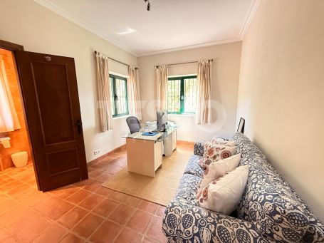 Belle villa indépendante avec de nombreuses caractéristiques traditionnelles espagnoles situées à Sotogrande.