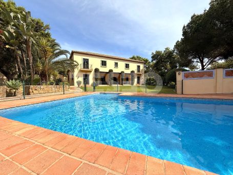 Belle villa indépendante avec de nombreuses caractéristiques traditionnelles espagnoles situées à Sotogrande.