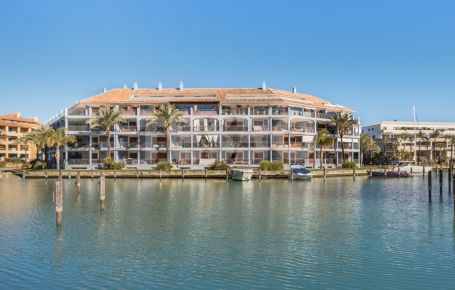 Luxuriöses Apartment in der Sotogrande Marina mit Blick auf die Isla Carey