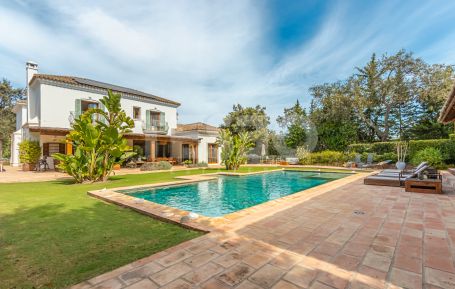 Magnificent villa located in the prestigious area bordering the Valderrama Golf course.