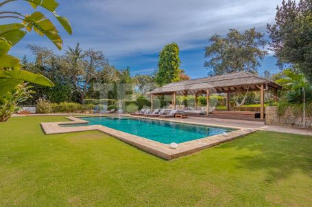 Magnificent villa located in the prestigious area bordering the Valderrama Golf course.