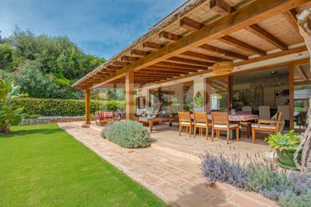 Magnificent villa located in the prestigious area bordering the Valderrama Golf course.