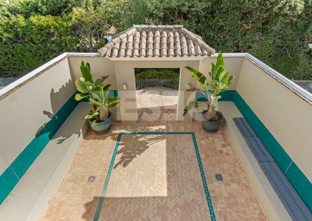 Magnificent villa located in the prestigious area bordering the Valderrama Golf course.