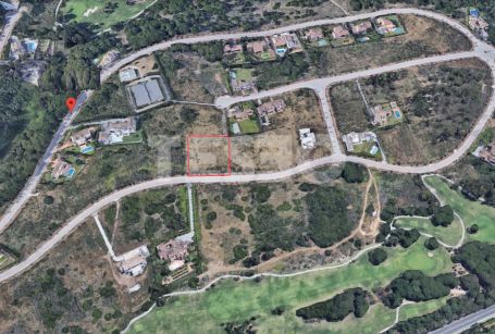 Beautiful plot with south orientation and sea views in La Reserva de Sotogrande.