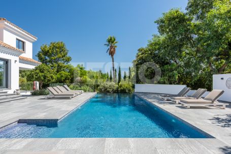 Villa de six chambres avec piscine privée, jardin et vues sur le golf à Kings &amp; Queens, Sotogrande Costa.