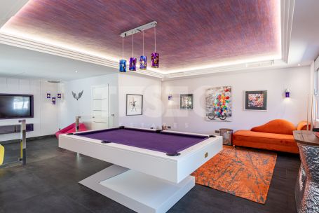 Villa de six chambres avec piscine privée, jardin et vues sur le golf à Kings &amp; Queens, Sotogrande Costa.