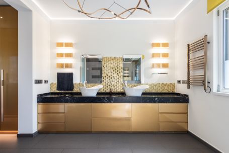 Villa de six chambres avec piscine privée, jardin et vues sur le golf à Kings &amp; Queens, Sotogrande Costa.