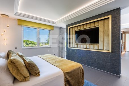 Villa de six chambres avec piscine privée, jardin et vues sur le golf à Kings &amp; Queens, Sotogrande Costa.
