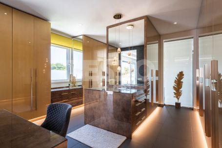 Villa de six chambres avec piscine privée, jardin et vues sur le golf à Kings &amp; Queens, Sotogrande Costa.