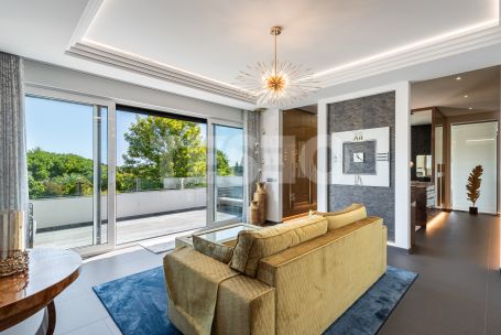 Villa de six chambres avec piscine privée, jardin et vues sur le golf à Kings &amp; Queens, Sotogrande Costa.