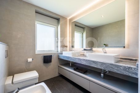 Villa de six chambres avec piscine privée, jardin et vues sur le golf à Kings &amp; Queens, Sotogrande Costa.