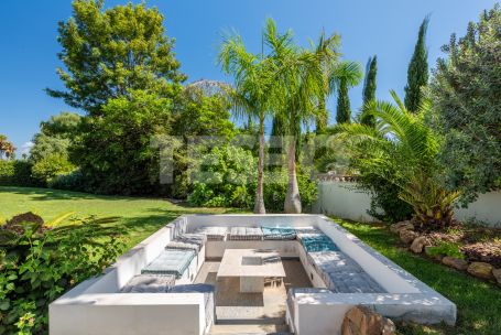 Villa de six chambres avec piscine privée, jardin et vues sur le golf à Kings &amp; Queens, Sotogrande Costa.