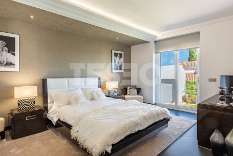Villa de six chambres avec piscine privée, jardin et vues sur le golf à Kings &amp; Queens, Sotogrande Costa.