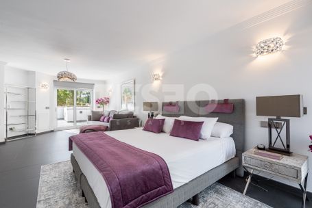 Villa de six chambres avec piscine privée, jardin et vues sur le golf à Kings &amp; Queens, Sotogrande Costa.