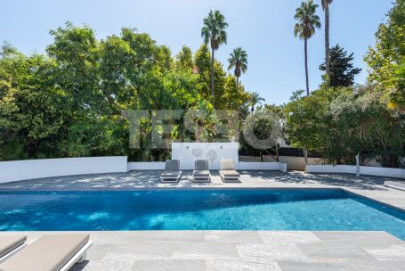 Villa de six chambres avec piscine privée, jardin et vues sur le golf à Kings &amp; Queens, Sotogrande Costa.